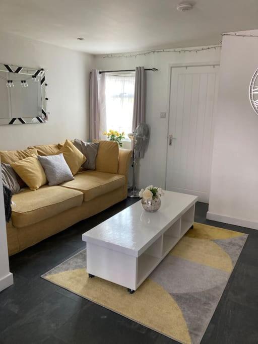 In The Heart Of Chichester Apartment Exterior foto